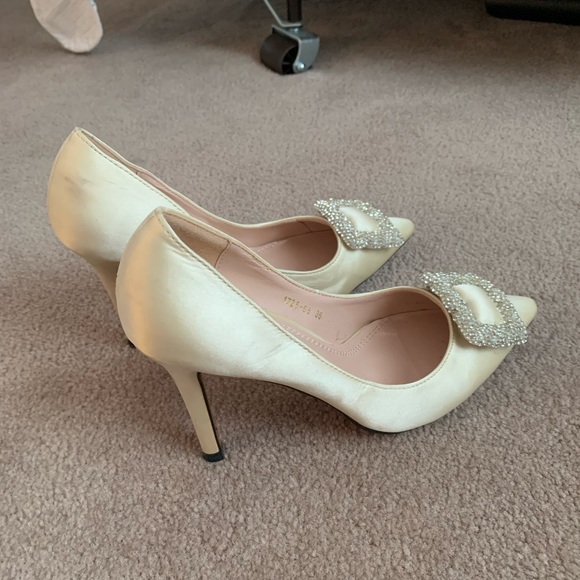 Badgley Mischka like Cher Pointed Toe Embellished Satin Evening Pump/stiletto - Picture 2 of 3